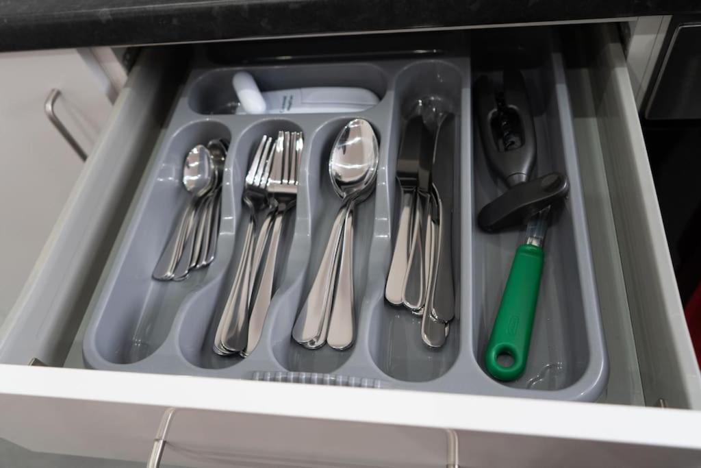 Stylish 1 Bed Apartment In Newly Refurbished Building W/ Parking & Wi-Fi バーミンガム エクステリア 写真
